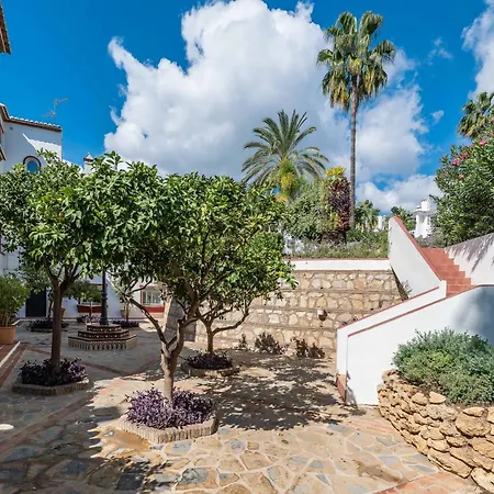 Jardin Y Piscina Junto Al Mar *