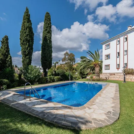 Jardin Y Piscina Junto Al Mar Marbella