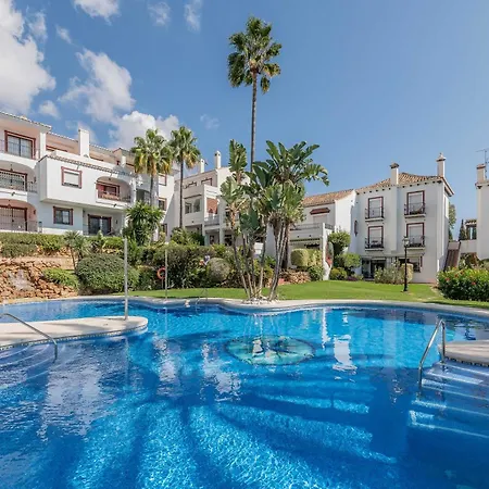 Jardin Y Piscina Junto Al Mar Marbella