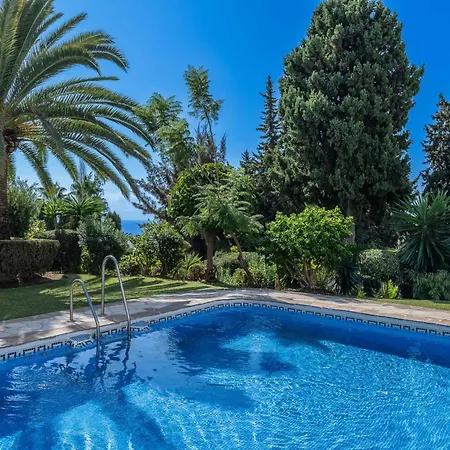Jardin Y Piscina Junto Al Mar *