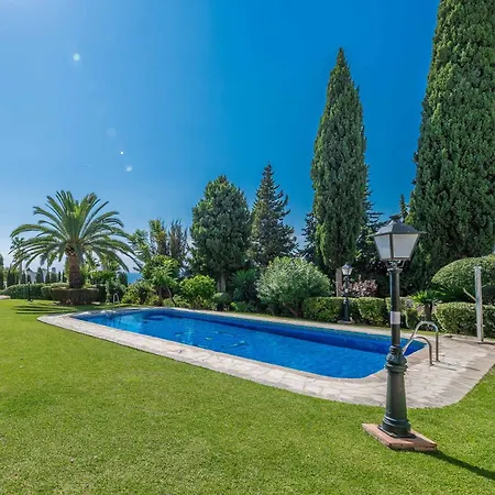 Jardin Y Piscina Junto Al Mar Marbella